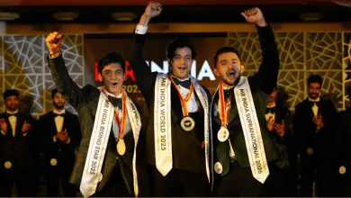 मिस्टर इंडिया 2025 सीजन 2 के विजेता को ताज पहनाते हुए"