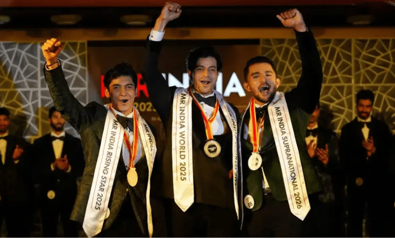 मिस्टर इंडिया 2025 सीजन 2 के विजेता को ताज पहनाते हुए"