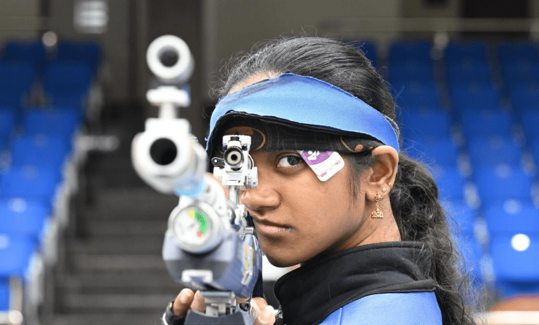 एलेवनिल वलारिवन एशियाई एयर राइफल चैम्पियनशिप में गोल्ड जीतती हुई