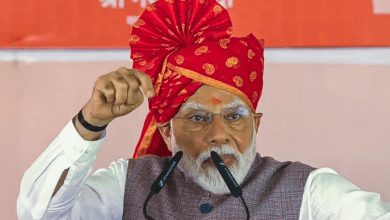 प्रधानमंत्री नरेंद्र मोदी देश के दुश्मनों को चेतावनी देते हुए"