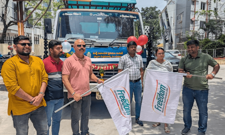 फ्रीडम ऑयल्स की ओर से वितरित इको-फ्रेंडली गणेश प्रतिमा