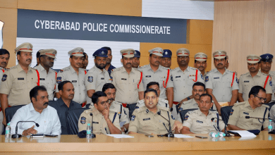 पुलिस ने खजाना ज्वेलर्स के सामने दो गिरफ्तार आरोपियों को घेरे में लिया।