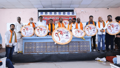 महापौर मिट्टी की गणेश प्रतिमा और पर्यावरण-अनुकूल सजावट दिखाते हुए।