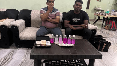 ACB टीम पुलिस अधिकारी भूख्या राजेश व कांस्टेबल रवि की गिरफ्तारी करती हुई।