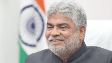 तेलंगाना स्पीकर द्वारा दलबदल के आरोपित MLAs को नोटिस जारी करते हुए।