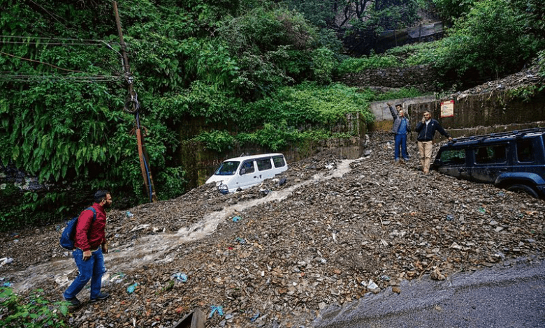 हिमाचल में बारिश के कारण कई प्रमुख सड़क मार्ग बंद पड़े हुए।