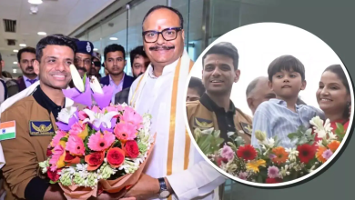 उपमुख्यमंत्री ब्रजेश पाठक और छात्र-छात्राओं के साथ लखनऊ हवाई अड्डे पर खुशहाल स्वागत करते हुए अंतरिक्ष यात्री शुभांशु शुक्ला"