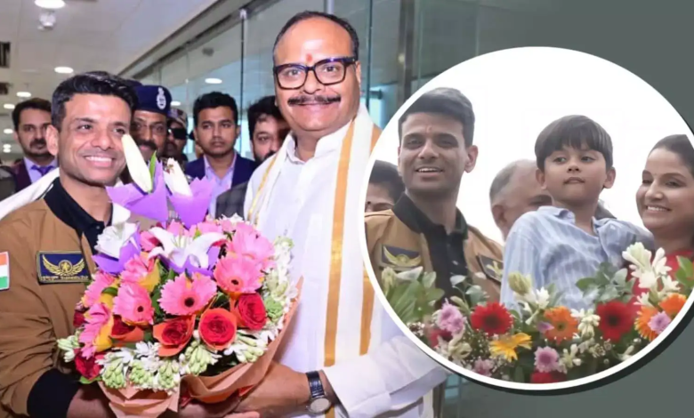 उपमुख्यमंत्री ब्रजेश पाठक और छात्र-छात्राओं के साथ लखनऊ हवाई अड्डे पर खुशहाल स्वागत करते हुए अंतरिक्ष यात्री शुभांशु शुक्ला"