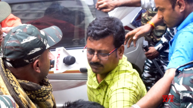 भर्ती घोटाले में गिरफ्तार TMC विधायक जीवन कृष्ण साहा को ले जाती ईडी टीम