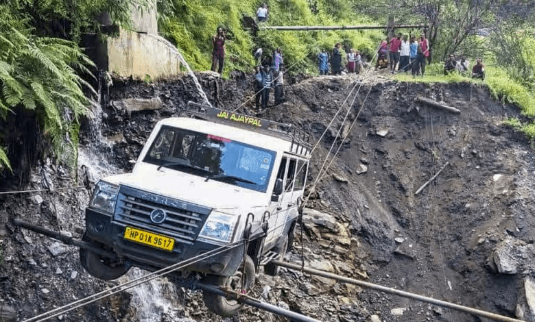 हिमाचल प्रदेश में भारी बारिश से सड़कें बंद और जनजीवन अस्त-व्यस्त