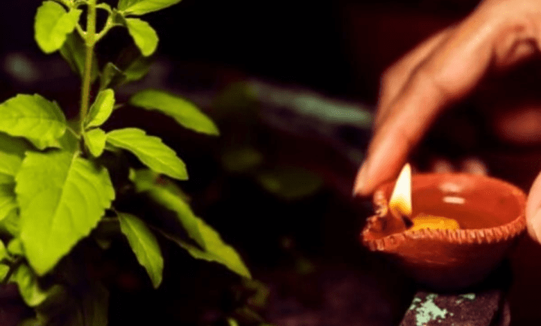 भाद्रपद माह में तुलसी की सूखी लकड़ी से जलाया गया दीया