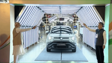 प्रधानमंत्री मोदी Hansalpur प्लांट में e-Vitara की हरी-झंडी दिखाते हुए"