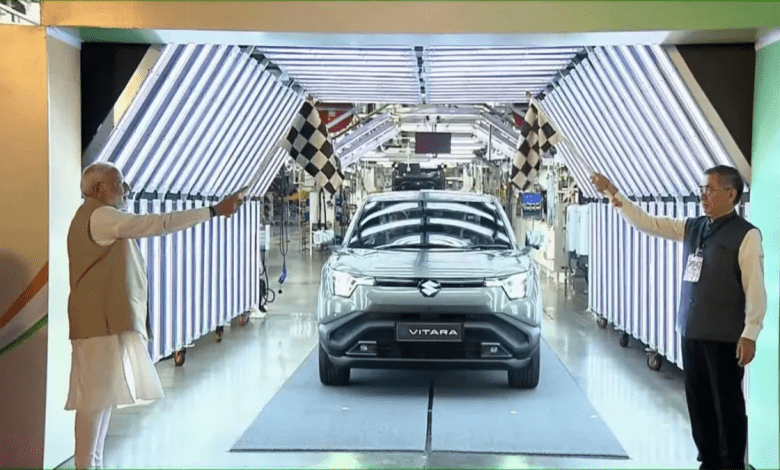 प्रधानमंत्री मोदी Hansalpur प्लांट में e-Vitara की हरी-झंडी दिखाते हुए"