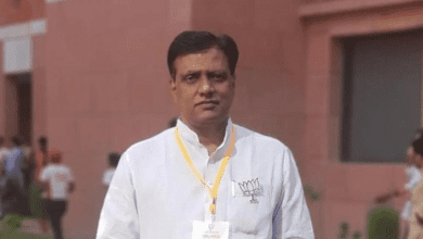 बीजेपी नेता रेवंत रेड्डी और प्रियंका गांधी पर ‘बिहारी DNA’ टिप्पणी को लेकर भाषण देते हुए"