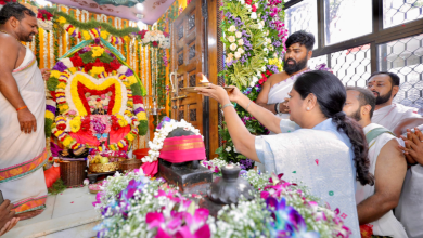 गणेश चतुर्थी पर मंदिर में पूजा करतीं दिल्ली की मुख्यमंत्री रेखा गुप्ता
