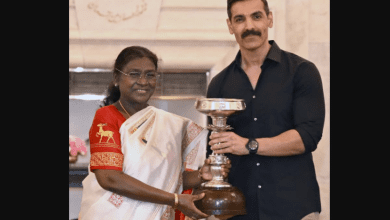 राष्ट्रपति द्रौपदी मुर्मू NEUFC को प्रेसिडेंट्स कप ट्रॉफी प्रदान करते हुए”