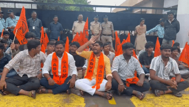 एबीवीपी कार्यकर्ता विश्वविद्यालय के बाहर ड्रग्स सप्लाई के खिलाफ प्रदर्शन करते हुए