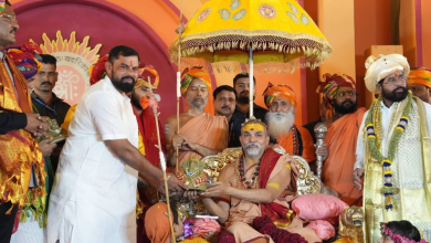 शंकराचार्य अविमुक्तेश्वरानंद सरस्वती राजा सिंह को सम्मान देते हुए