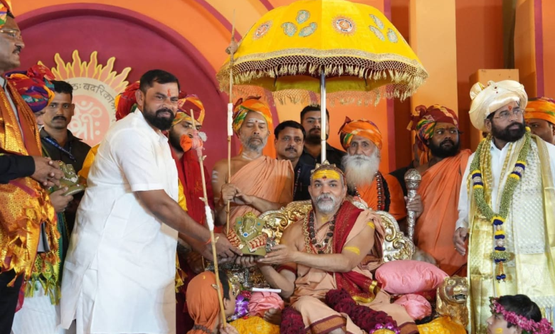 शंकराचार्य अविमुक्तेश्वरानंद सरस्वती राजा सिंह को सम्मान देते हुए