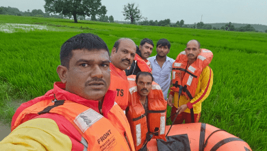 कामारेड्डी में बाढ़ से प्रभावित लोगों और छात्रों को सुरक्षित ले जाते बचाव दल