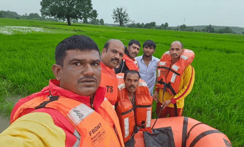 कामारेड्डी में बाढ़ से प्रभावित लोगों और छात्रों को सुरक्षित ले जाते बचाव दल