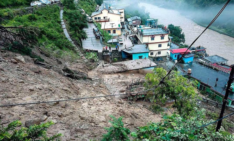 उत्तराखंड में मूसलाधार बारिश और भूस्खलन से तबाही का दृश्य