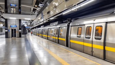 दिल्ली मेट्रो येलो लाइन पर ट्रेन सेवाएं बाधित, यात्रियों की भीड़