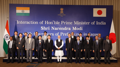 प्रधानमंत्री मोदी जापानी गवर्नरों के साथ बैठक करते हुए