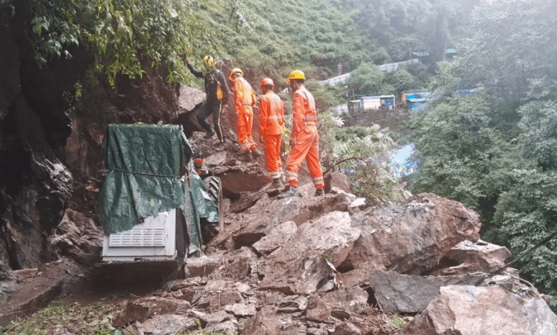 उत्तराखंड में बारिश से तबाही, मलबे में फंसे लोगों की तलाश जारी