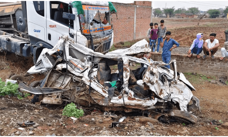 झाबुआ में घर पर ट्रक पलटा, एक ही परिवार के तीन की मौत