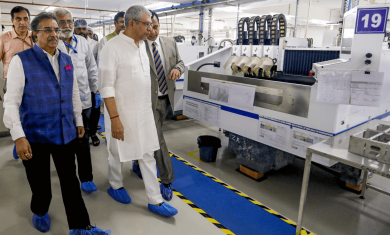 अश्विनी वैष्णव ने टेम्पर्ड ग्लास फैक्ट्री का उद्घाटन किया