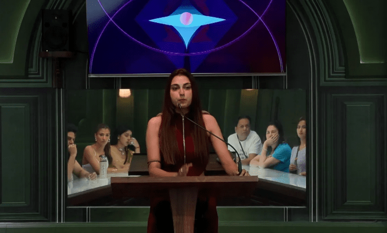 Bigg Boss 19 के घर में फरहाना भट्ट की धमाकेदार वापसी और प्रतियोगियों के साथ बहस।