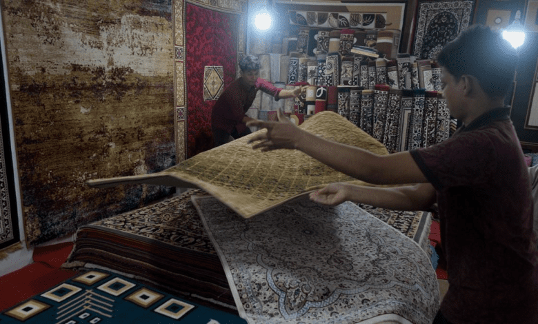 अमेरिकी टैरिफ से प्रभावित भदोही कालीन उद्योग के बुनकर