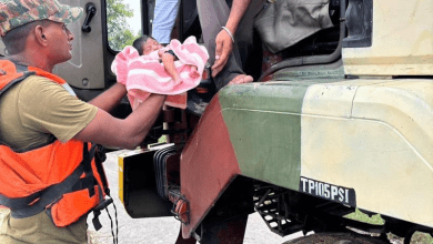 गुरदासपुर बाढ़ में फंसी महिला और नवजात को बचाती सेना