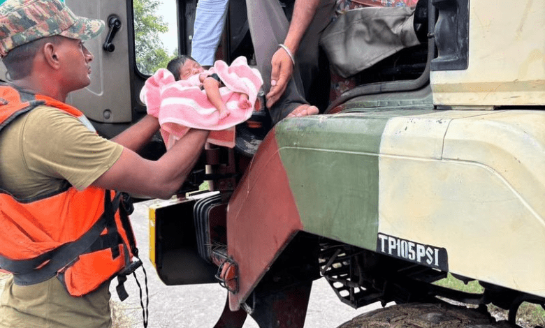 गुरदासपुर बाढ़ में फंसी महिला और नवजात को बचाती सेना