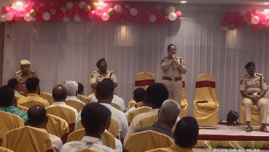 पुराने शहर में गणेश मंडप आयोजकों के साथ पुलिस बैठक का दृश्य