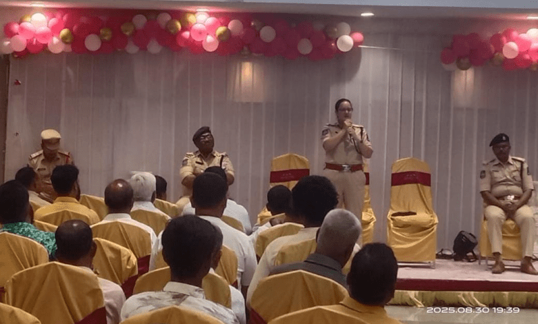 पुराने शहर में गणेश मंडप आयोजकों के साथ पुलिस बैठक का दृश्य