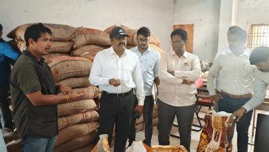 एसीबी टीम अल्पसंख्यक स्कूल और कॉलेज में छापा मारकर जांच करती हुई