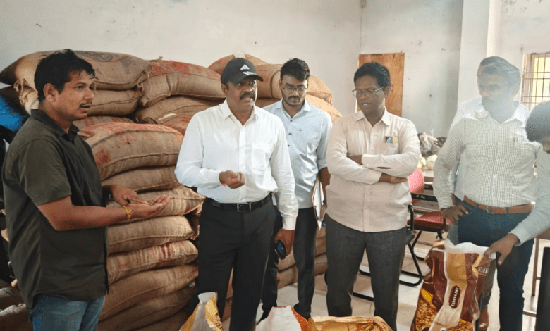 एसीबी टीम अल्पसंख्यक स्कूल और कॉलेज में छापा मारकर जांच करती हुई