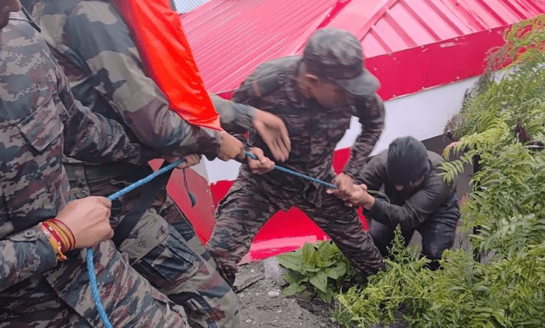 हेलिकॉप्टर से धराली व आसपास गाँवों का हवाई सर्वेक्षण करते मुख्यमंत्री पुष्कर सिंह धामी"