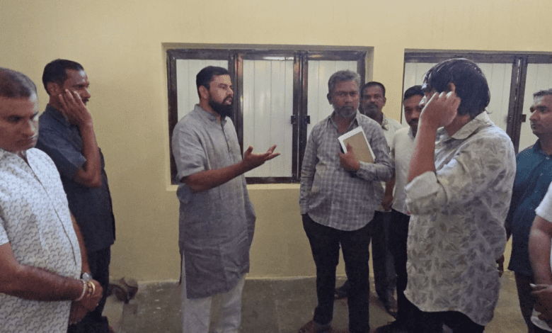 विधायक राजा सिंह गोशामहल में विकास कार्यों का निरीक्षण करते हुए