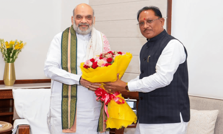 सीएम विष्णु देव साय और अमित शाह दिल्ली में नक्सल मुद्दे पर चर्चा करते हुए