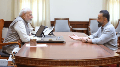 कमल हासन प्रधानमंत्री नरेन्द्र मोदी से मुलाकात करते हुए