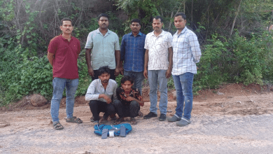 हैदराबाद में गिरफ्तार तस्कर और जब्त की गई ब्राउन शुगर की तस्वीर