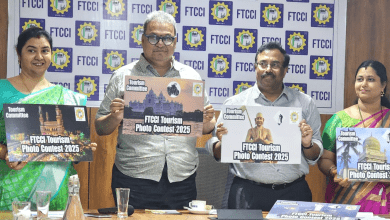 तेलंगाना पर्यटन फोटोग्राफी प्रतियोगिता के लिए कैमरा से तस्वीर लेता फोटोग्राफर