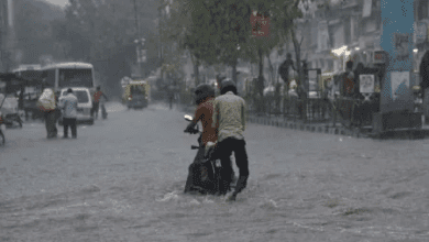 “बेगम बाजार में भारी वर्षा के बाद जलजमाव और टूटते यातायात का दृश्य”