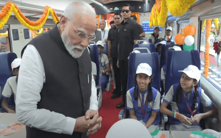 प्रधानमंत्री नरेन्द्र मोदी बेंगलुरु मेट्रो येलो लाइन का उद्घाटन करते हुए