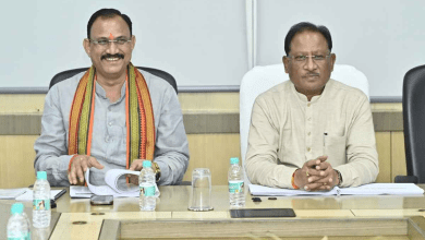 मुख्यमंत्री शिवराज सिंह चौहान फसल बीमा राशि हस्तांतरित करते हुए