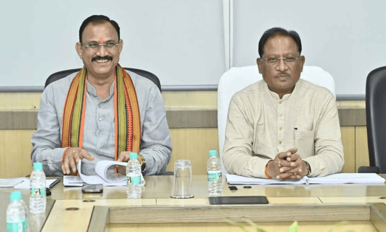 मुख्यमंत्री शिवराज सिंह चौहान फसल बीमा राशि हस्तांतरित करते हुए