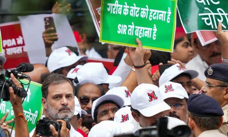 लोकसभा में एसआईआर और चुनावी धांधली को लेकर विपक्षी हंगामा